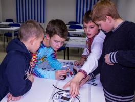Дети в городе. Днепропетровск. Мастер-класс по робототехнике для трех друзей от ИТ-школы СМАРТ