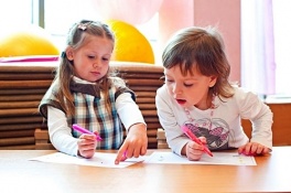 Дети в городе. Днепропетровск. Аист открывает набор детей в группы на новый учебный год