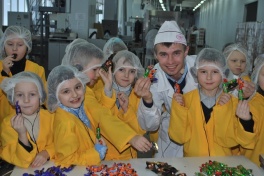 Дети в городе. Днепропетровск. Дети в городе в гостях у шоколадной фабрики АВК